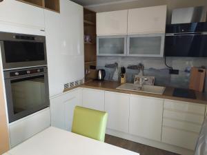 Kuchyň nebo kuchyňský kout v ubytování Hotel Petrčane