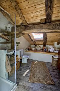 a bathroom with a toilet and a sink at La Curva De María in Terán