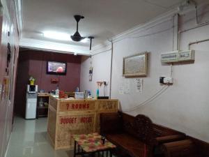 un ristorante con bancone e tavolo in una stanza di 7Rooms Hotel Budget a Bandar  Pusat Jengka