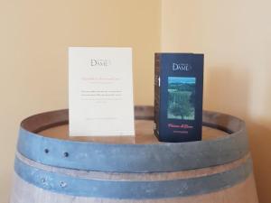 dois livros em cima de um barril de vinho em Domaine De La Petite Tour em Montréal