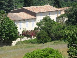 The building in which a vendégházakat is located