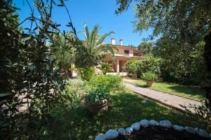 a house in the middle of a yard with plants at Villa Alida Casa Vacanze in Foligno