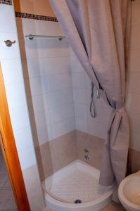 een douche met een douchegordijn en een toilet bij A casa di Debby alloggio comodo e accogliente in Foligno