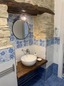 une salle de bain avec un lavabo et un miroir dans l'établissement Casa Livia, à Castellabate