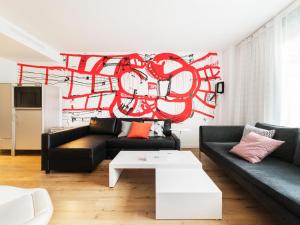 sala de estar con sofá negro y pared roja en Flat El Porto - families only, no groups, en Valencia 7 fotos más