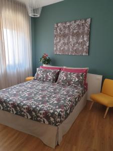 特雷維索的住宿－Suite Manin，一间卧室设有一张床和蓝色的墙壁