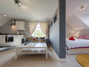 sala de estar con cama y mesa blanca en The Porterhouse en Willingham