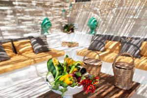 una mesa con un bol de fruta en una mesa en Masseria Pezza, en Salice Salentino