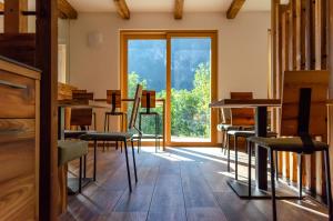 费德拉帕加内拉Bioagritur La Casa dei Trajeri的客房设有桌椅和窗户。 更多37张照片