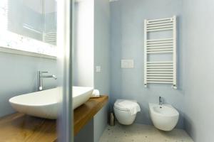 A bathroom at Viasarnelli72