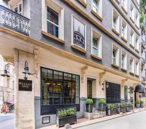 een winkelpui van een gebouw aan een stadsstraat bij Petros Hotel in Istanbul