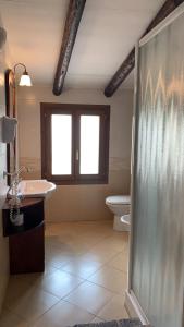 ベルガモにあるBORGHETTO AIRPORT/HOSPITALのトイレと洗面台付きのバスルーム