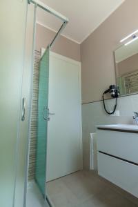 een badkamer met een douche en een glazen deur bij Holiday Club Residence in Alba Adriatica