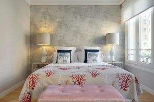 En eller flere senge i et værelse på La Belle Suite by FeelFree Rentals