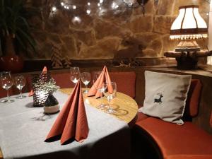 una mesa con servilletas rojas y copas de vino. en Landgasthof Ralinger Hof, en Ralingen