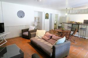 ein Wohnzimmer mit einem Sofa und einem Tisch in der Unterkunft Ranch Black Horse in Les Trois-Îlets