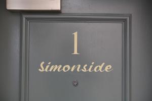 uma porta com o número um nela em The Queens Head Hotel em Rothbury