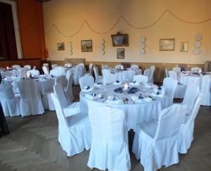 a set up for a wedding with white tables and chairs at Hotel Ratsstuben Kalbe in Kalbe