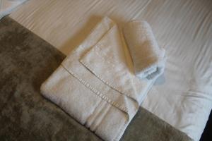 un asciugamano bianco seduto sopra un letto di Red Dragon Inn a Kirkby Lonsdale