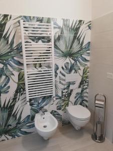 uma casa de banho com um WC e uma parede de plantas em LE GRAVINELLE em Ruvo di Puglia