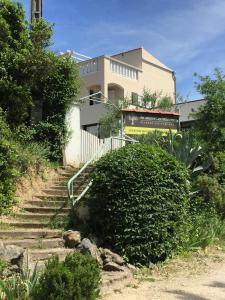 un conjunto de escaleras frente a un edificio en Résidence les Mûriers, en Allegre Les Fumades