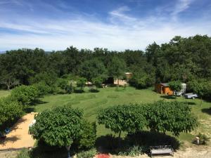 une vue aérienne sur un champ avec une maison et des arbres dans l'établissement Résidence les Mûriers, à Allegre Les Fumades