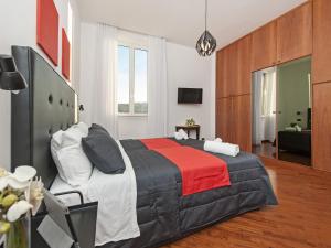 ローマにあるRetro Rooms Terminiのベッドルーム1室(赤毛布付きの大型ベッド1台付)