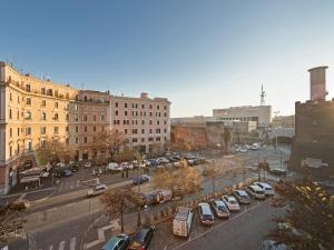 ローマにあるRetro Rooms Terminiの駐車場車を停めた街道