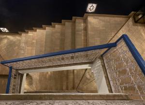 una rampa di scale di fronte a un edificio di Riad Sheba a Marrakech
