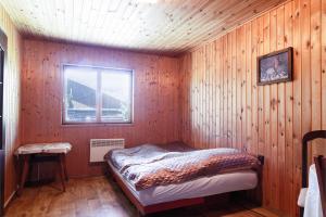 Posteľ alebo postele v izbe v ubytovaní Chata tri Zruby pri Bešeňovej