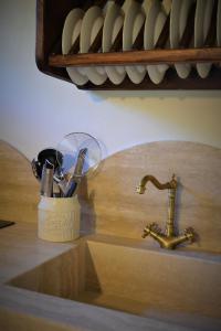 - un comptoir de cuisine avec évier et ustensiles dans l'établissement Agriturismo Selvapiana, à Cantagallo