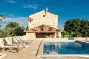Bazén v ubytování Holiday house Meri nebo v jeho okolí