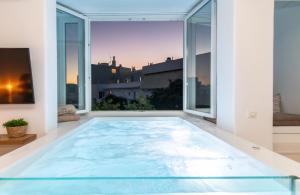 Bazén v ubytovaní Vincenzo Family Rooms alebo v jeho blízkosti