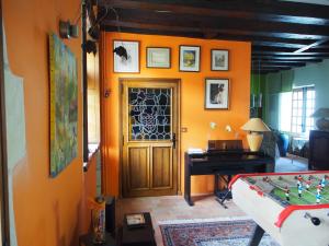 um quarto com uma porta e uma mesa com uma mesa de bilhar em Manoir du Rouvre em Mettray