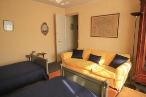 a living room with a couch and a bed at L Ancienne Ferme in Connantre