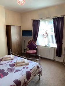 A bed or beds in a room at Launceston Villa 