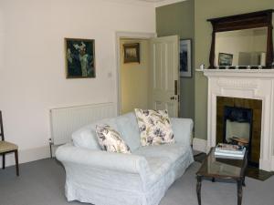 ein Wohnzimmer mit Couch und Kamin in der Unterkunft Saffrons Apartment in Eastbourne