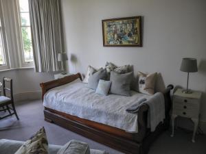 ein Schlafzimmer mit einem Bett mit Kissen darauf in der Unterkunft Saffrons Apartment in Eastbourne