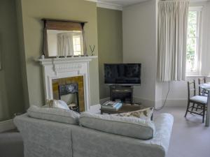 ein Wohnzimmer mit Couch und Kamin in der Unterkunft Saffrons Apartment in Eastbourne