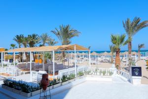 Blick auf ein Resort mit Palmen und das Meer in der Unterkunft Lagoonie Lodge & Beach in Hurghada