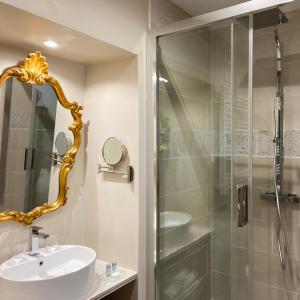 a bathroom with a shower and a sink and a mirror at Bucciali in Boulogne-sur-Mer