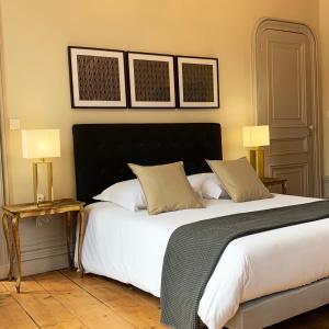 a bedroom with a large white bed with two lamps at Bucciali in Boulogne-sur-Mer