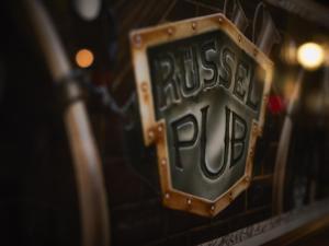 un cartel de metal que diga pub ruso en Pension Rüssel-Pub en Sangerhausen