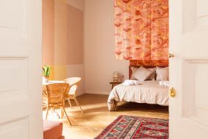 ナポリにあるSuperOtiumのベッドルーム1室(ベッド1台、テーブル、椅子付)