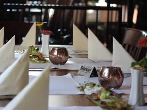 une table avec des plaques alimentaires et des serviettes dans l'établissement Pension Schmiedeschänke, à Dresde