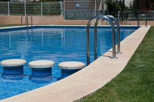 basen z trzema stołkami w wodzie w obiekcie Chalet Pro Mar 2 dormitorios w mieście Peñíscola