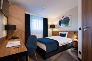 En eller flere senge i et værelse på Ascot Premium Hotel