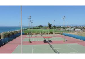 Tenis alebo squash v ubytovaní Seafront Penthouse LEO alebo jeho okolí
