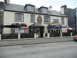 un bâtiment avec des parasols sur le côté d'une rue dans l'établissement Seaview Inn, à Falmouth