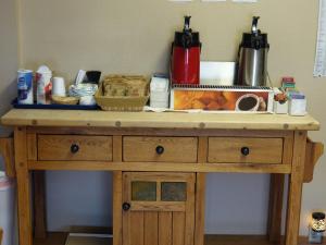 Příslušenství pro přípravu čaje a kávy v ubytování Seasons Motel